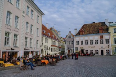 Town Hall Meydanı Tallinn Merkezi (eski şehir)'nda açık hava kafe. Eski şehir Unesco Dünya Miras bir parçasıdır