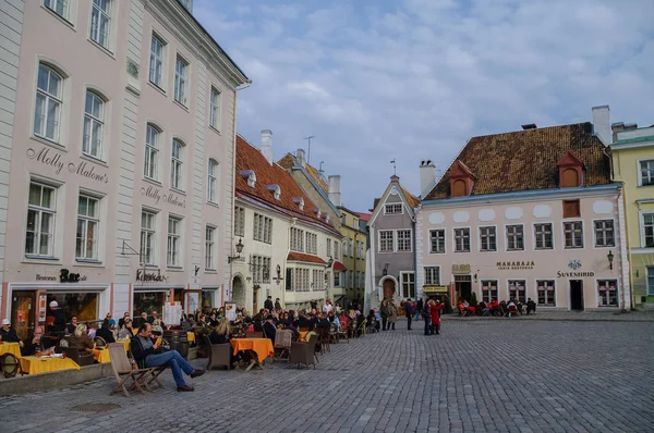 Café ao ar livre na Praça da Câmara Municipal, no centro de Tallinn (Cidade Velha). Cidade Velha faz parte do Patrimônio Mundial da UNESCO — Fotografia de Stock