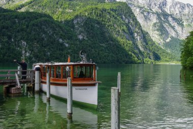 Turist tekne rıhtımda. Dağ gölü Koenigssee, Bavyera