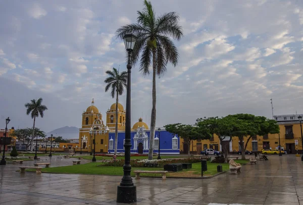 Ljusa gula kolonialstil katedralen i Plaza de Armas i Trujillo i tidigt på morgonen, Peru — Stockfoto