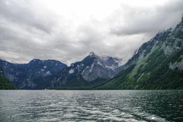 森と湖 Koenigssee, ババリア, ドイツの銀行に山脈の低い雲 — ストック写真