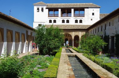 Generalife avlu, Bahçe ve ünlü çeşmesinin genel bakış. Alhambra de Granada kompleksi, İspanya