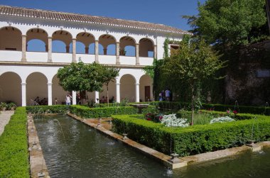 Generalife avlu, Bahçe ve ünlü çeşmesinin genel bakış. Alhambra de Granada kompleksi, İspanya