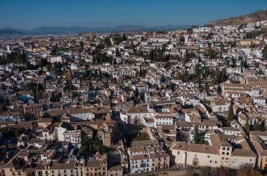 Cityscape. Panorama kenti Granada eski kule Alhambra Palace. Granada, İspanya.