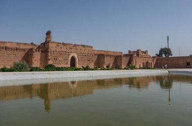 Duvar'ın yansıma havuzuna El Badi Palace veya Palais El Badii Marakeş, Fas