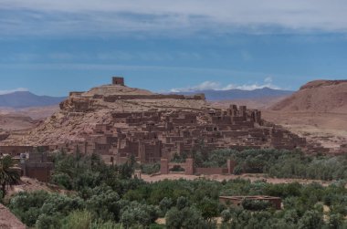 Kasbah AIT Ben Haddou Fas Atlas Dağları Panoraması. Ortaçağ surlarının kent, UNESCO Dünya Miras Listesi.