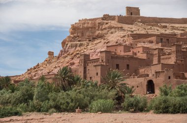 Kasbah AIT Ben Haddou Fas Atlas dağlarında. Ortaçağ surlarının kent, UNESCO Dünya Miras Listesi.