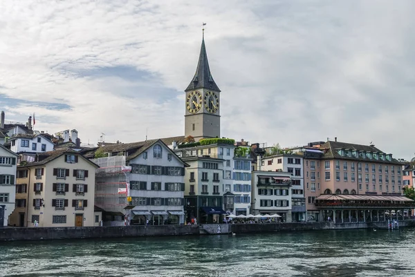 Pemandangan tanggul Sungai Limmat di pusat kota bersejarah Zurich, Kanton Zurich . — Stok Foto