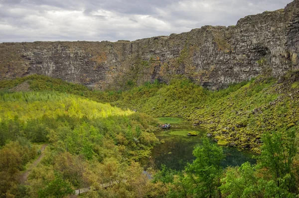 Asbyrgi canyon in Jokulsargljufur Nationaalpark en groen meer met refflection, IJsland Rechtenvrije Stockfoto's