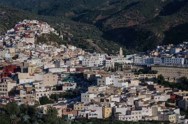 Panoramatický pohled nad svaté město z Moulay Idriss Zerhoun včetně hrobky a Zawiya Moulay Idriss, střední Atlas, Maroko, Severní Afrika Stock Snímky