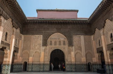 Sigarasız, iç avlu medreseler Ben Youssef, Marrakech, turist