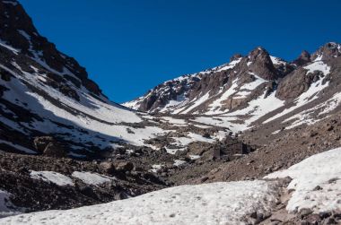 Mount, kapağına göre kar ve buz, sığınak Toubkal, Bahar Toubkal milli parkta başlangıç noktasını Jebel Toubkal, Atlas Dağları en yüksek tepe ve Fas zam için