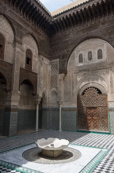 Pátio de Al-Attarine Madrasa é uma madraça em Fez medina em Marrocos, perto da Mesquita Al-Qarawiyin Fez — Fotografia de Stock