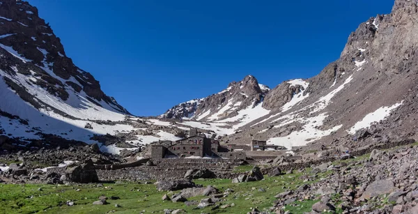 Toubkal national park in springtime with mount, cover by snow and ice, Refuge Toubkal, start point for hike to Jebel Toubkal, a highest peak of Atlas mountains and Morocco — Stock Photo, Image