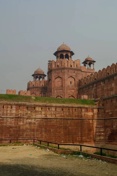 Muren en toren van Rode Fort (Lal Qila) Delhi - World Heritage Site. Delhi, India — Stockfoto