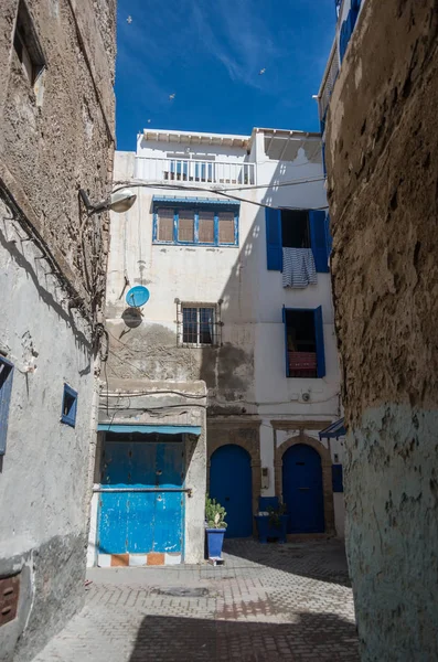 Calle estrecha y coloridas casas antiguas de medina medieval de Essaouira, Marruecos — Foto de Stock