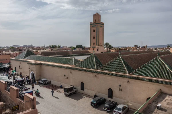 屋顶和尖塔的清真寺的本 · 优素福，从邻居屋顶的视图. — 图库照片