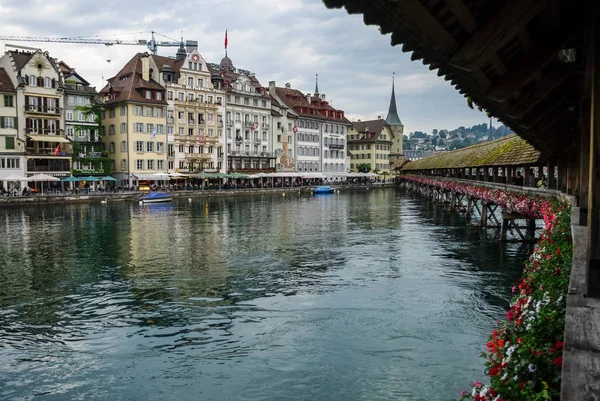 Jembatan Kapel terkenal di pusat kota bersejarah Lucerne, Kanton Lucerne, Swiss — Stok Foto