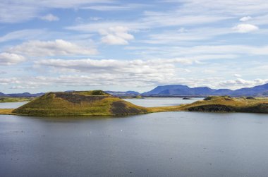 Pseudocraters ve valcano Dağı. Lake Myvatn yaz panorama Hverfjall volkanik krater üzerinden. İzlanda