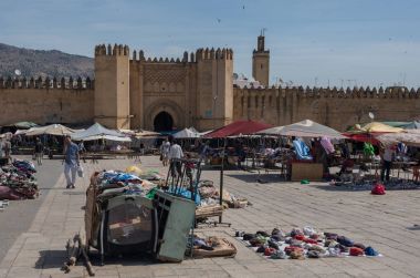 Bab Chorfa piyasada. Bab Chorfa eski Fez El Bali Medine (tarihi kent için bir kapıdır)