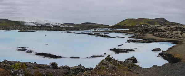 Blå lagunen, en geotermiska badet resort i den södra delen av Island, en ”måste se” av turister. Panorama — Stockfoto