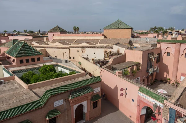 屋顶的清真寺和宗教学校里的本 · 优素福，从邻居屋顶。摩洛哥马拉喀什 — 图库照片
