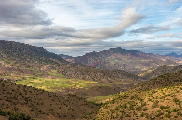 Panoramiczny widok na dolinę kolorowe w paśmie górskim wysoki Atlas Maroko, Afryka — Zdjęcie stockowe