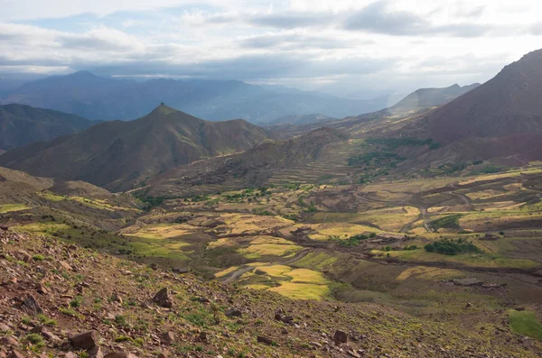 Vista panorámica del colorido valle en Marruecos La cordillera del Alto Atlas, África —  Fotos de Stock