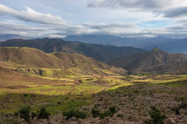 Vista panorámica del colorido valle en Marruecos La cordillera del Alto Atlas, África —  Fotos de Stock