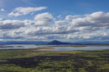 Pseudocraters ve valcano Dağı. Lake Myvatn yaz panorama Hverfjall volkanik krater üzerinden. İzlanda