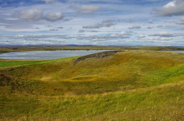 Pseudocráteres y valcano. Lago Myvatn paisaje de verano, Islandia — Foto de Stock