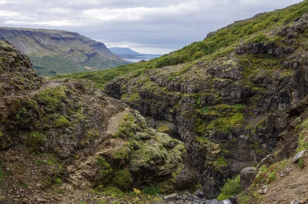 Мальовничим видом на водоспад Glymur Каньйон - найвищий водоспад Ісландії. — стокове фото