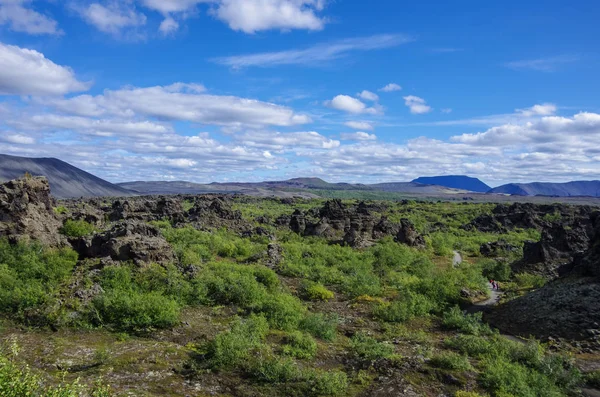 Dimmuborgir - egy sziklás város a Myvatn-tó közelében, Észak-Izlandon vulkáni barlangokkal, lávamezőkkel és kőképződményekkel — Stock Fotó