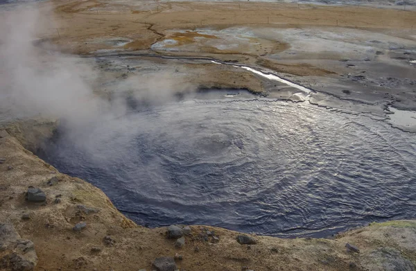 Namafjall Hverarondor hverir geotermisk fält i Island. Detta är ett fält i Krafla caldera område nära Mvatmn sjön som är full av mudpots, ånga ventiler, svavel insättningar, kokande källor och fumaroles.i — Stockfoto