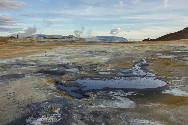 Hverarond Geothermie-Feld in Island. Dies ist ein Feld in der Krafla Caldera in der Nähe des mvatmn Sees, das voller Schlammtöpfe, Dampfquellen, Schwefelablagerungen, siedender Quellen und Fumarolen ist. — Stockfoto