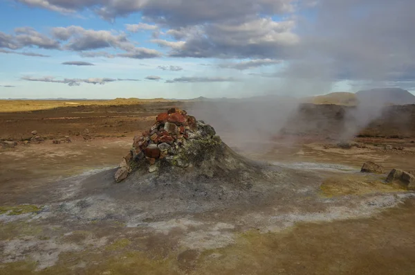 Hverarond アイスランドの地熱フィールドです。これは、mudpots、蒸気口や硫黄鉱床、沸点スプリングス噴気孔の満ちている Mvatmn 湖の近く Krafla カルデラ地域のフィールド — ストック写真