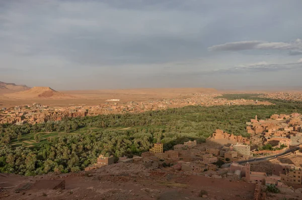 Πανόραμα της πόλης Tinghir στο Μαρόκο. Tinghir είναι μια όαση στις όχθες του ποταμού Todgha — Φωτογραφία Αρχείου