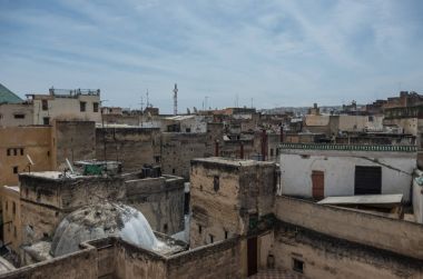 Ortaçağ Fez medina çatıya Nejjarine Müzesi ahşap sanat ve el sanatları terasından, Fas görüntülemek