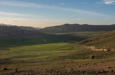 Orta Atlas dağ silsilesi günbatımı, Fas, Afrika yayla vadide yosun kaplı