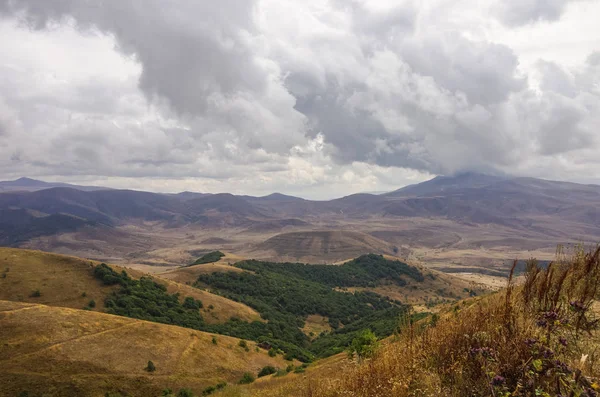 Montañas panorámicas cerca de la ciudad balneario de Jermuk y la estación de teleférico del cañón del río Arpa. Armenia . —  Fotos de Stock