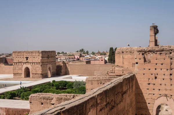 Vista do pátio do Palácio El Badi (Palais El Badi) em Marrakech com cegonhas no telhado, Marrocos — Fotografia de Stock
