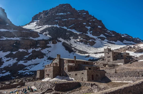 Toubkal national park in springtime with mount, cover by snow and ice, Refuge Toubkal, start point for hike to Jebel Toubkal, a highest peak of Atlas mountains and Morocco — Stock Photo, Image