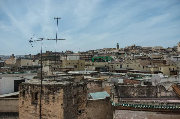 Ortaçağ Fez medina çatıya Nejjarine Müzesi ahşap sanat ve el sanatları terasından, Fas görüntülemek