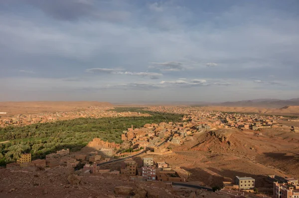 Fas'ta Tinghir şehir panoraması. Tinghir Todgha Nehri üzerinde bir vahadır