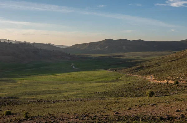 Лишайник покриті highland долини в атласі середнього і гірський хребет у заході сонця, Марокко, Африка Ліцензійні Стокові Зображення