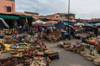  Hatıra Eşyası zanaat üzerinde Riad Rahba Marrakesh medina Pazar.