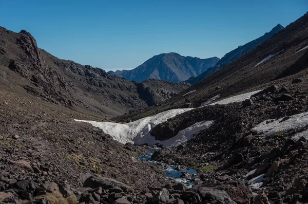 Park narodowy Toubkal w wiosenny z mount, pokrycie przez śnieg i lód, Toubkal schronienia, uruchom punkt wycieczka do Jebel Toubkal, najwyższy szczyt gór Atlas i Maroko — Zdjęcie stockowe