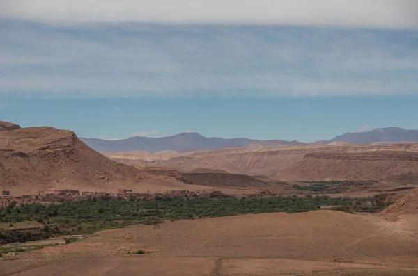 Nézd canyon Asif Ounila folyó közelében Kasbah Ait Ben Haddou a Marokkó-Atlasz-hegység — Stock Fotó