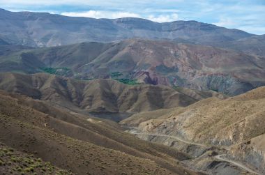 Yüksek Atlas Sıradağları ve serpantin yolda üzerinden geçmek, Fas, Afrika'nın Panoraması