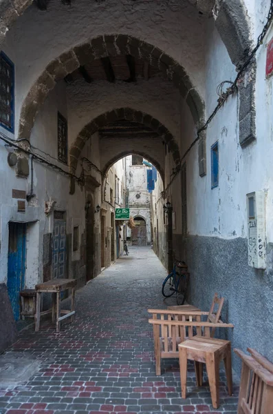 Calle estrecha y coloridas casas antiguas de medina medieval de Essaouira , — Foto de Stock